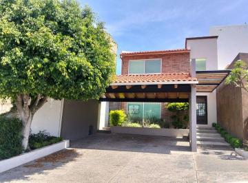 9a4256a69fe59b297c58399f80416f5bed71e90079599cd7303158b6b2709bee · Casa en Condominio en Colinas del Bosque
