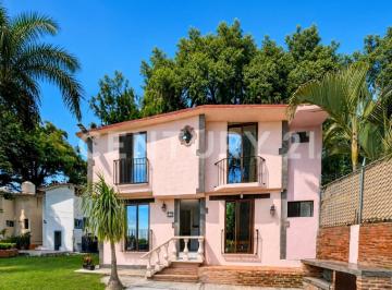 Casa · 102m² · 3 Recámaras · 2 Estacionamientos · Casa de 3 Recámaras con Alberca y Gran Jardín Común en Lomas de Cuernavaca