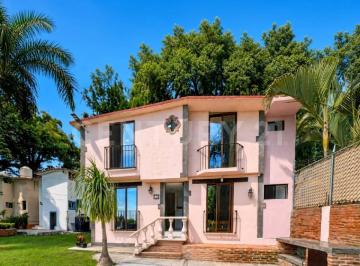Casa · 102m² · 3 Recámaras · 2 Estacionamientos · Casa de 3 Recámaras con Alberca y Gran Jardín Común en Lomas de Cuernavaca