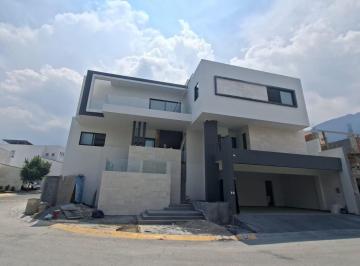 Casa · 649m² · 4 Recámaras · 3 Estacionamientos · Casa - Sierra Alta 9o Sector