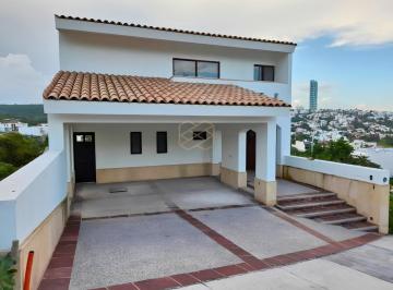 Casa · 325m² · 4 Recámaras · 2 Estacionamientos · Casa en Fraccionamiento Zanda