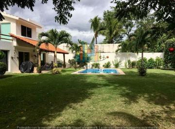 Casa · 350m² · 3 Recámaras · 4 Estacionamientos · Casa en Venta 3 Recamaras con Alberca y Mucho Patio en Campestre