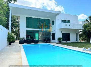 Casa · 526m² · 4 Recámaras · 3 Estacionamientos · Casa en Venta con Alberca y Mucho Jardin en Campestre, Cancún