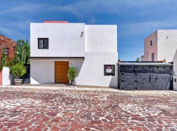 Casa de 4 habitaciones, San Miguel de Allende · Espaciosa Casa de 4 Recámaras, Una con Baño en Planta Baja, en El Capricho.