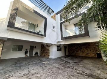 Casa · 210m² · 2 Recámaras · 2 Estacionamientos · Casa en Venta en Fraccionamiento Montebello
