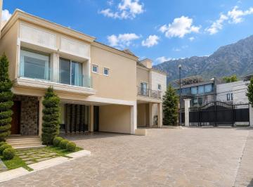 Casa · 380m² · 3 Recámaras · 3 Estacionamientos · Casa en Venta Col. Lomas del Valle San Pedro Garza Garcia