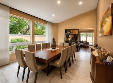 Casa · 1020m² · 4 Recámaras · 4 Estacionamientos · Venta Residencia de Lujo en Zavaleta; un Solo Nivel