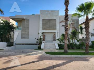 Casa · 909m² · 5 Recámaras · 10 Estacionamientos · Casa en Venta, 5 Recámaras, Elevador, Remodelada Nueva, Amueblada, Puerto Cancún.