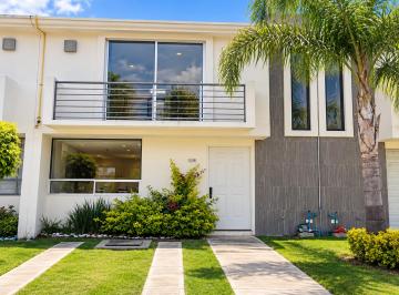 Casa de 3 habitaciones, Coronango · Casa en Renta en Cuautlancingo en Fracionamiento con Alberca.