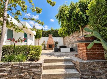 Casa · 320m² · 3 Recámaras · 4 Estacionamientos · Venta Residencia de un Nivel, con Jardín Amplio. Ubicación Privilegiada