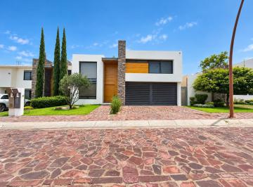 Casa · 420m² · 3 Recámaras · 4 Estacionamientos · Casa en Renta, La Campiña del Bosque, León, Guanajuato