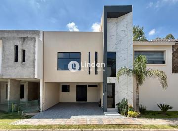 Casa · 250m² · 3 Recámaras · 2 Estacionamientos · Casa en Venta en Fraccionamiento Arboreto, Zona Forjadores
