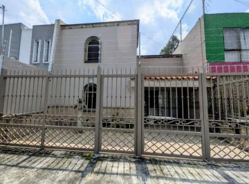 Casa de 4 habitaciones, Zapopan · Casa con 4 Recámaras en Venta en Jardines del Sol