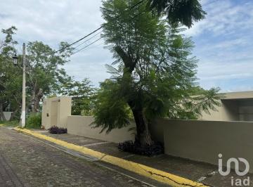 Casa · 600m² · 4 Recámaras · 3 Estacionamientos · Venta Casa Las Cañadas Zapopan