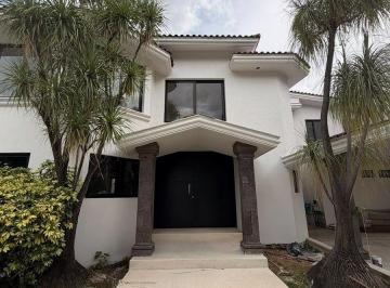 Casa en condominio de 4 habitaciones, Zapopan · Casa Remodelada en Venta Valle Real