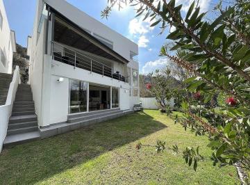 e19ee87479a1f65a8e9d89080632aedde3b0ad9f385abc094a39834ea4f4b556 · Casa con Doble Seguridad y Vista Al Bosque a 5 Mins de La Caseta de Acceso