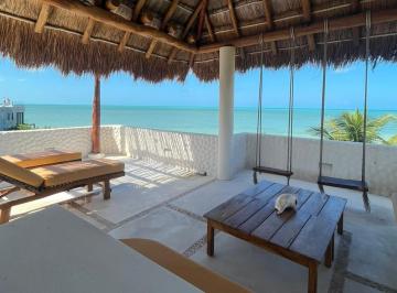 Villa · 985m² · 3 Recámaras · 2 Estacionamientos · En Venta Hermosa Villa Frente Al Mar, con Jacuzzi y Playa Privada