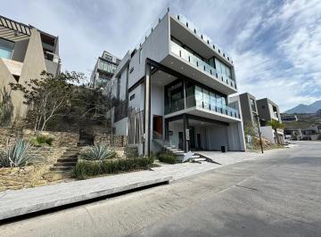 Casa de 5 habitaciones, San Pedro Garza García · Casa de 385 m² con 5 Recámaras en Venta en Balcones del Campestre