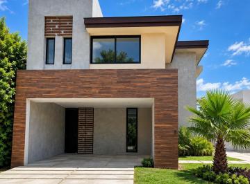 Casa · 280m² · 3 Recámaras · 2 Estacionamientos · Casa en Renta en Paseo Country de 3 Habitaciones