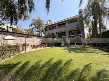 Casa · 690m² · 4 Recámaras · 4 Estacionamientos · Casa en Venta en Lomas del Hípico
