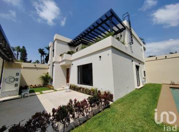 Casa · 260m² · 3 Recámaras · 2 Estacionamientos · Casa Inteligente con Jardín y Estudio en Delicias, Cuernavaca
