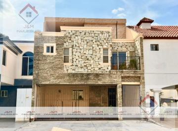 Casa · 303m² · 5 Recámaras · 2 Estacionamientos · Casa en Venta en Cumbres Oro Sector Regency