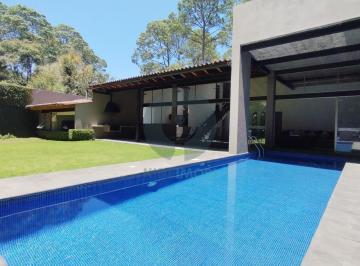Casa · 280m² · 3 Recámaras · 3 Estacionamientos · Casa en Venta y en Renta con Alberca, en Avándaro y Hermoso Jardín