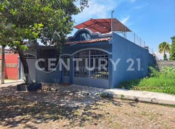 Casa · 180m² · 3 Recámaras · 2 Estacionamientos · Venta de Casa Una Planta en Excelente Ubicacion