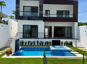 Casa · 225m² · 3 Recámaras · 2 Estacionamientos · Venta de Casa en Tequesquitengo con Vista Panoramica