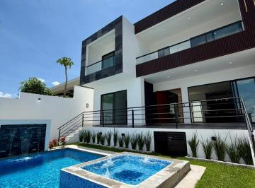 Casa · 225m² · 3 Recámaras · 2 Estacionamientos · Venta de Casa en Tequesquitengo con Vista Panoramica