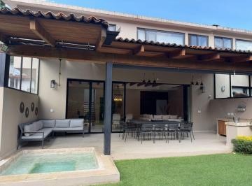 Casa en condominio · 240m² · 4 Recámaras · 2 Estacionamientos · Casa en Condominio en Venta Avandaro, Valle de Bravo