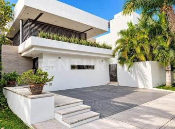 Casa en condominio · 206m² · 3 Recámaras · 2 Estacionamientos · Casa en Venta en Aqua Residencial con Doble Terreno en Esquina