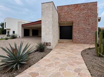 Casa · 800m² · 4 Recámaras · 6 Estacionamientos · Casa en Renta en El Campanario