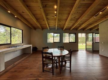Casa · 110m² · 2 Recámaras · 3 Estacionamientos · Casa en Renta con Vista Al Bosque, Cerca de Club de Paddle en Valle de Bravo