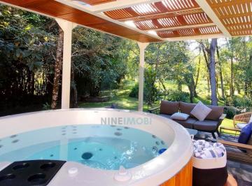 Casa · 400m² · 4 Recámaras · 4 Estacionamientos · Casa en Club de Golf Avándaro, con Jacuzzi y Acceso Al Fairway