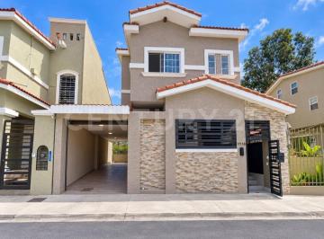 Casa · 150m² · 3 Recámaras · 3 Estacionamientos · Casa en Renta en Vistas de Lago Otay, Tijuana Baja California.