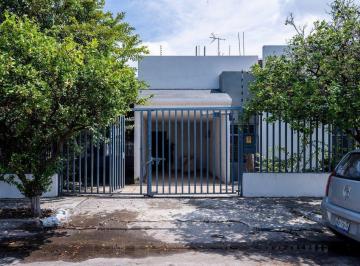 Casa · 254m² · 3 Recámaras · 4 Estacionamientos · Casa en Venta Ideal Para Vivienda, Oficina o Consultorios Médicos | Col. Independencia | 3 Habitacio