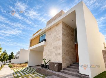 Casa · 380m² · 4 Recámaras · 3 Estacionamientos · Casa Residencial Contemporánea en Fracc. Sierra Azul Slp