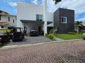 Casa · 484m² · 4 Recámaras · 2 Estacionamientos · Casa en Venta