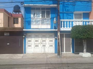 Casa de 3 habitaciones, Gustavo A. Madero · Casa de Dos Niveles y Planta Azotea, en Calle Tranquila y Amplia con un Lugar de