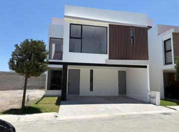 Casa en condominio · 330m² · 3 Recámaras · 2 Estacionamientos · Goleta Residencial - Metepec