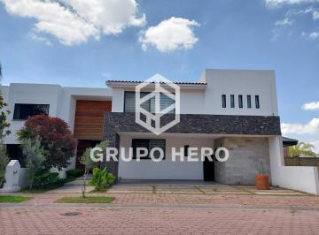 Casa · 483m² · 5 Recámaras · 3 Estacionamientos · Casa en Renta Jardines del Campestre