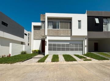 Casa · 218m² · 3 Recámaras · 2 Estacionamientos · Casa con Alberca y Paneles en Venta en Punta Tiburon