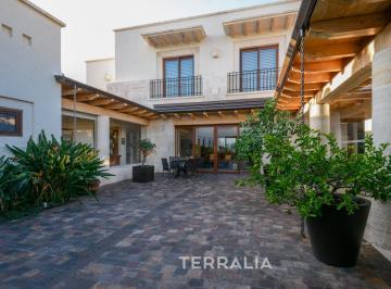 Casa · 633m² · 4 Recámaras · 2 Estacionamientos · Casa de Autor en Venta en Club Campestre Querétaro