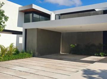 1 · Casa Dentro de La Privada con Club de Golf, Merida