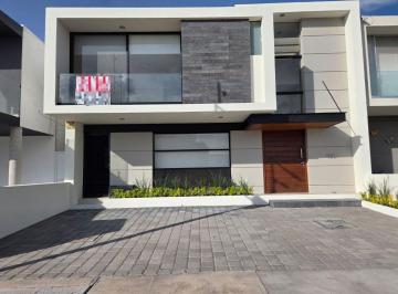 Casa en condominio de 3 habitaciones, Querétaro · Casa en Renta con Excelente Jardín, Frente a Parque con Cancha Multiusos