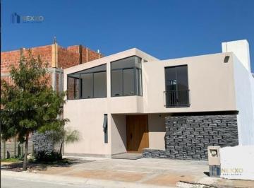 Casa · 245m² · 4 Recámaras · 3 Estacionamientos · Casa en Venta en Querétaro ¡Fraccionamiento Mallorca Residencial, Privada con Alberca!