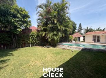 Casa de 3 habitaciones, Atlatlahucan · Casa en Venta en Lomas de Cocoyoc a Campo de Golf - 3 Rec. con Alberca y 750 m² de Jardín