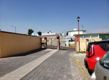f5a4392d8d45c81949718630237d049f2bde5181d4a9557547611d1cd638d23e · Casa en Renta en Calle Cerrada Cerca de Town Center