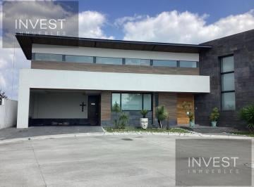 Casa · 620m² · 3 Recámaras · 4 Estacionamientos · Renta de Casa en Uno de Los Residenciales Más Bonitos de Metepec